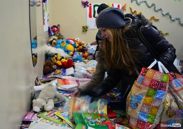 На Фабриці святого Миколая у Луцьку згуртували майже півтисячі волонтерів. ФОТО