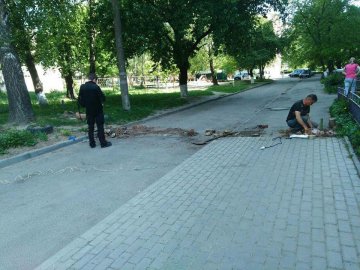 Демонтували обмежувачі руху біля будинку на Гордіюк