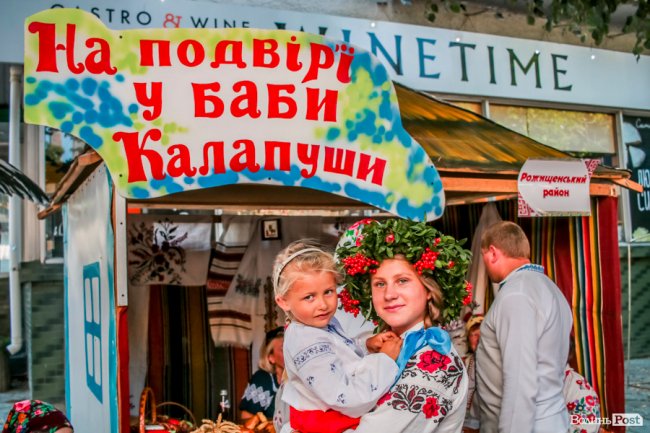 Народні розваги і море людей: в центрі Луцька «гуляє» етнофестиваль. ФОТО 