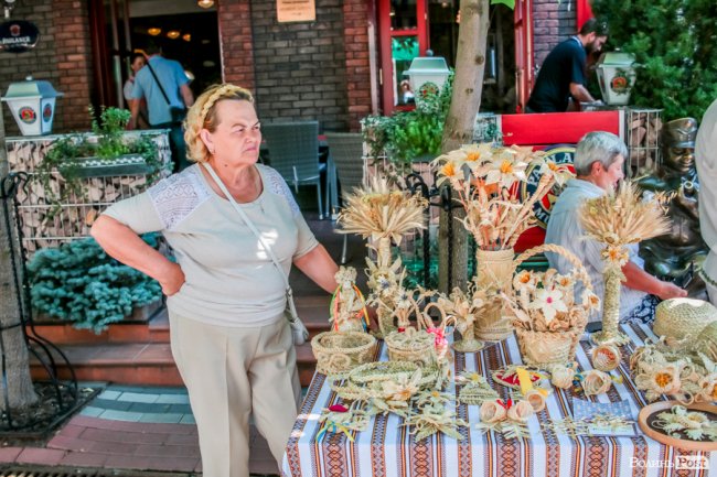 Народні розваги і море людей: в центрі Луцька «гуляє» етнофестиваль. ФОТО 