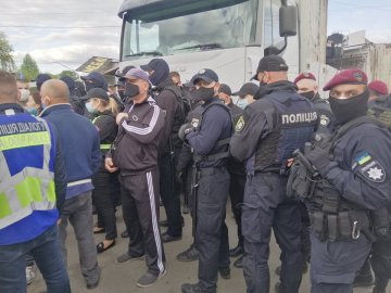 На Старому ринку – знову протистояння муніципалів і підприємців. ФОТО. ВІДЕО