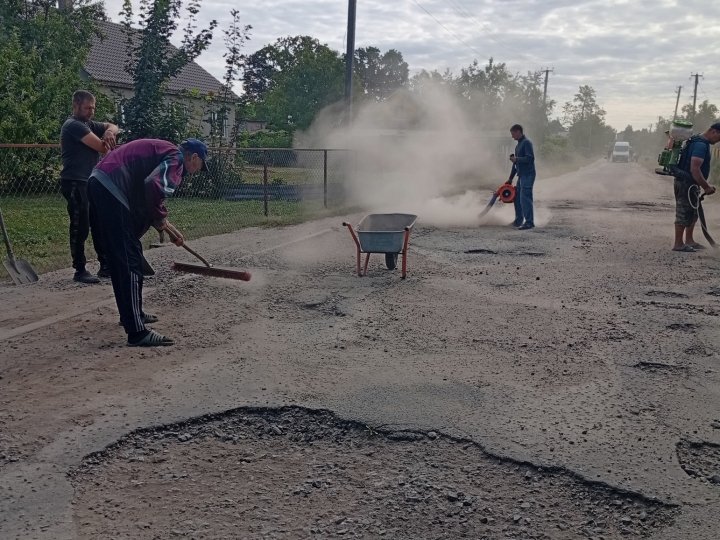 Жителі волинського селища самотужки відремонтували дорогу. ФОТО