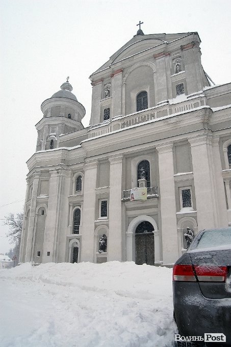Як Луцьк замело снігом. ФОТО