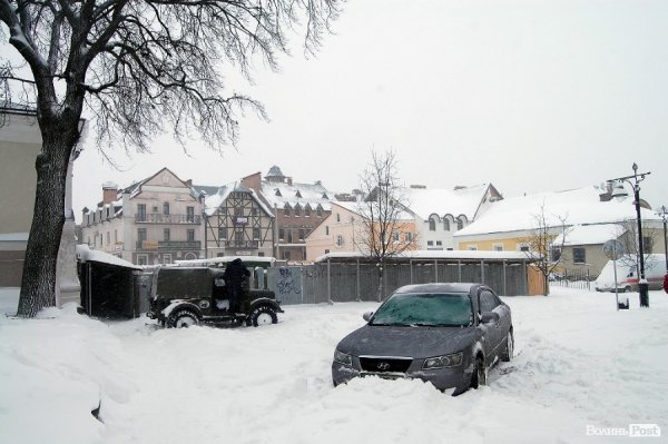 Як Луцьк замело снігом. ФОТО