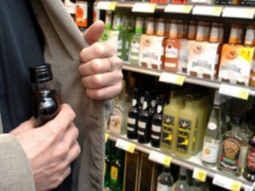 Волинянин, який п'яним вкрав пляшку горілки в магазині, втрапив за ґрати на понад 4 роки