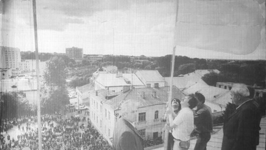 Віктор Федосюк та Геннадій Кожевніков вішають український прапор над Луцькою міською радою, 15 липня 1990 року. Михайло Тиский