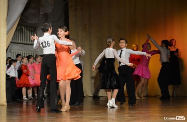 Луцьку сцену запалювали «різдвяні зірочки». ФОТО. ВІДЕО