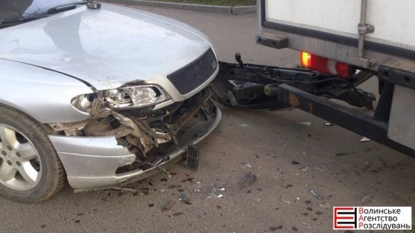 ДТП у Луцьку: не розминулися легковик та вантажівка. ФОТО