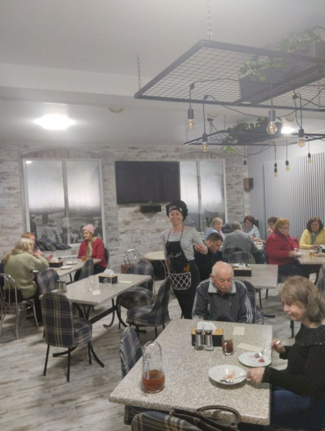 Переселенка з Миколаєва уже рік працює без зарплатні у Луцьку і дуже задоволена своєю роботою