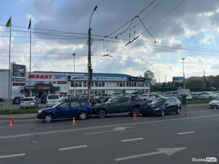 У Луцьку поблизу ТЦ «Ювант» - аварія: зіткнулися три авто. ВІДЕО