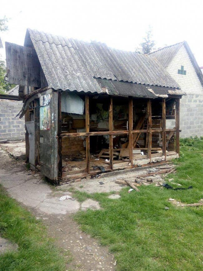 Муніципали зносять незаконно встановлені халабуди у Луцьку. ФОТО