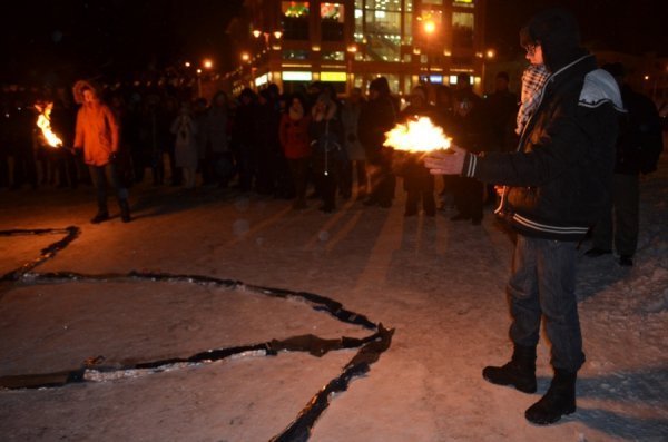 У центрі Луцька на честь Героїв Крут палав тризуб. ФОТО. ВІДЕО