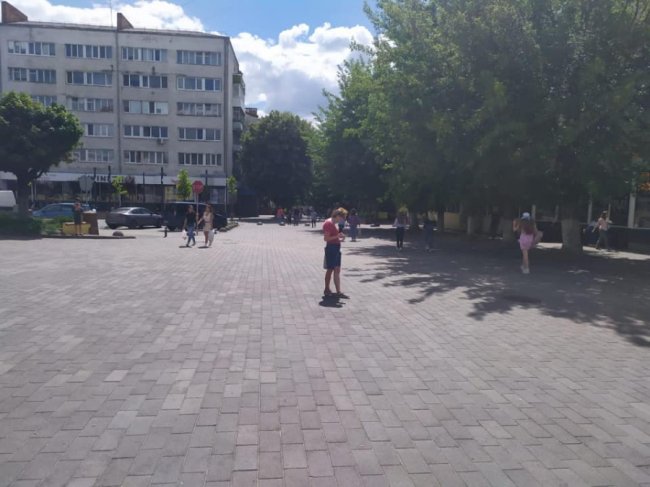 У Луцьку на Театральному майдані остаточно запрацювали обмежувачі руху. ФОТО