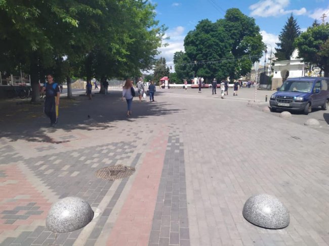 У Луцьку на Театральному майдані остаточно запрацювали обмежувачі руху. ФОТО
