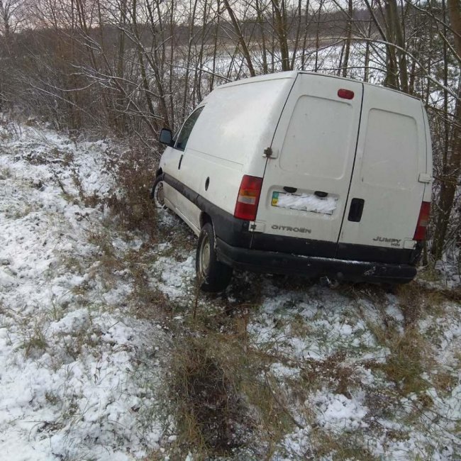 На Волині рятувальники випхали авто з кювету. ФОТО