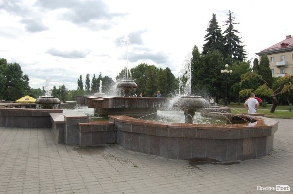 Фонтан напроти головного корпусу СНУ