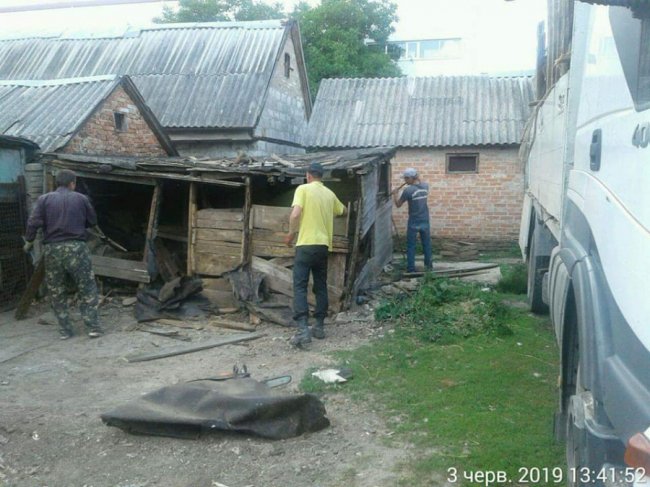 До чого вдаються лучани, аби їхні сараї не знесли муніципали. ФОТО