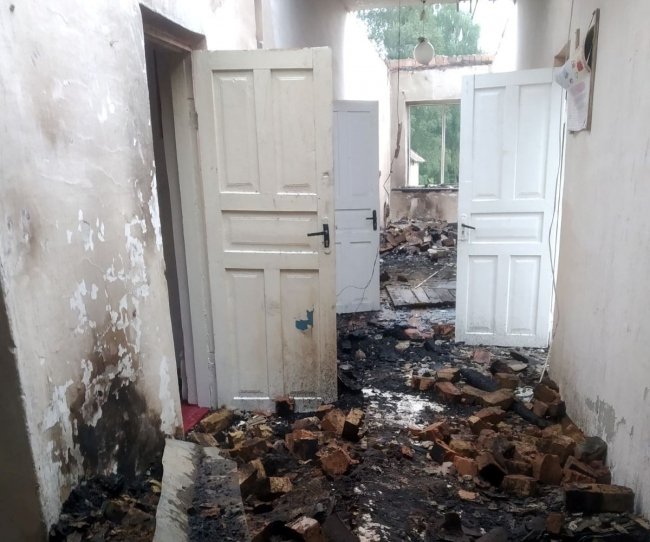 Блискавка знищила корпус ліцею на Рівненщині. ФОТО