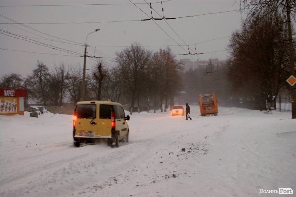 Сніг у Луцьку: вулиця Львівська. ФОТО