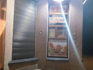 Продавця луцького магазину спіймали на нічній торгівлі спиртним