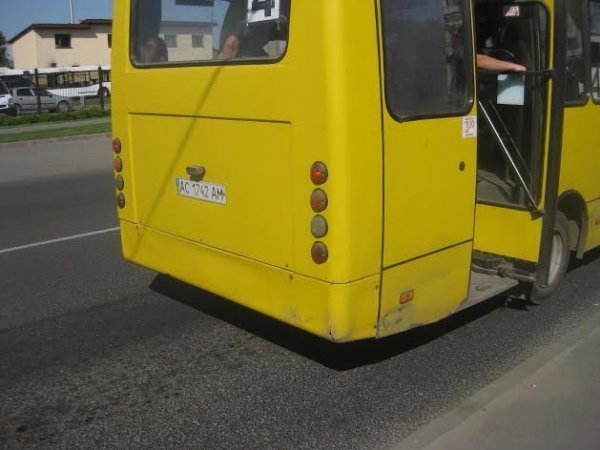У Луцьку їздить маршрутка з діркою. ФОТО. ВІДЕО
