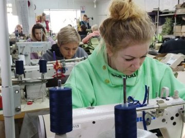 Швейний батальйон: у Луцьку волонтери виготовляють тактичні жилети для воїнів. ВІДЕО