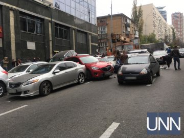 Масштабна аварія в Києві: пошкоджені 17 автівок. ФОТО