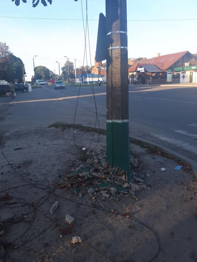 На Волині після аварії досі не прибрали аварійний стовп. ФОТО