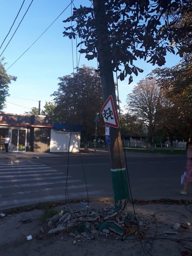 На Волині після аварії досі не прибрали аварійний стовп. ФОТО