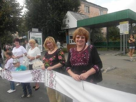 Майстри створили кілометровий вишитий рушник. ФОТО