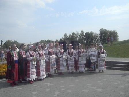 Майстри створили кілометровий вишитий рушник. ФОТО