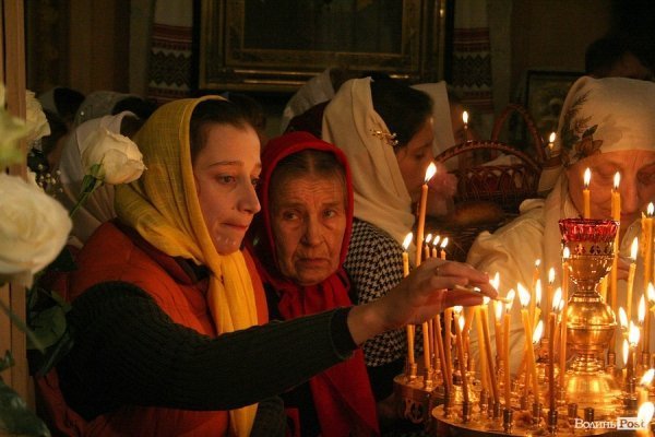 Пасхальна ніч у Луцьку: як святили паски у Покровській церкві. ФОТО
