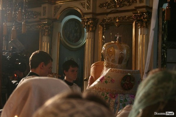 Пасхальна ніч у Луцьку: як святили паски у Покровській церкві. ФОТО