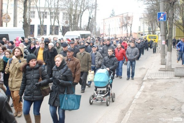 Луцьк сумує: хода до могили Героя Майдану. ФОТО