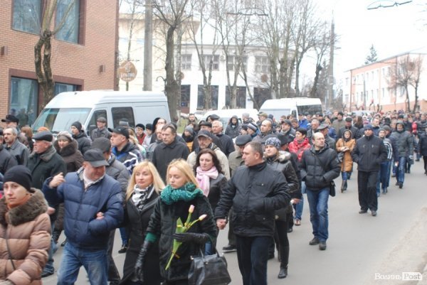 Луцьк сумує: хода до могили Героя Майдану. ФОТО