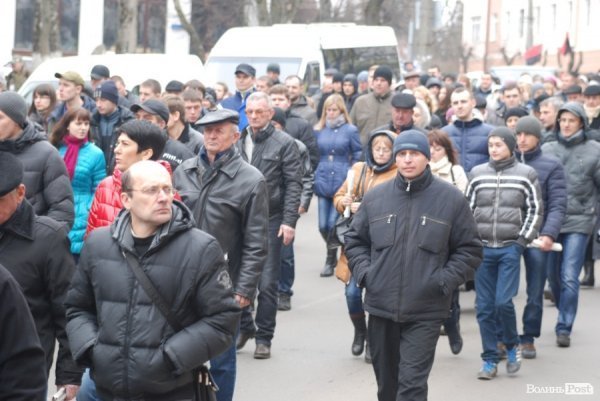 Луцьк сумує: хода до могили Героя Майдану. ФОТО