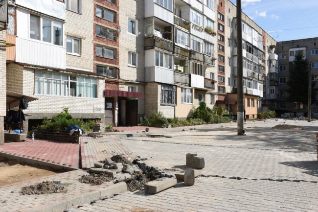 Показали, як у Луцьку ремонтують пішохідну зону на проспекті Молоді та прибудинкові території