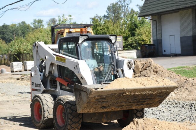 Показали, як у Луцьку ремонтують пішохідну зону на проспекті Молоді та прибудинкові території