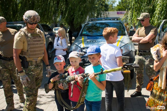 У центрі Луцька діти «стріляли» зі зброї та кермували поліцейськими авто. ФОТО