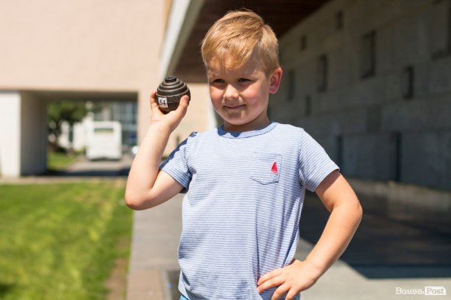 У центрі Луцька діти «стріляли» зі зброї та кермували поліцейськими авто. ФОТО