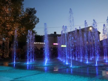 До Дня Європи у Луцьку відкрили світломузичний  фонтан. ФОТО