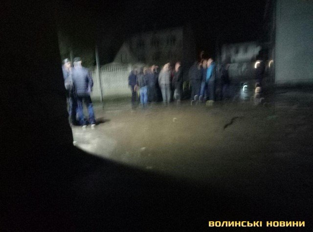 Біля бару в Луцьку виникла масова бійка