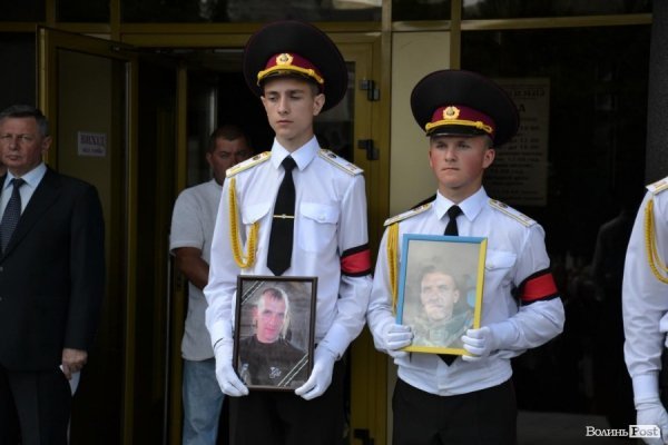 Луцьк попрощався із бійцем батальйону «Айдар», що загинув на Сході. ФОТО