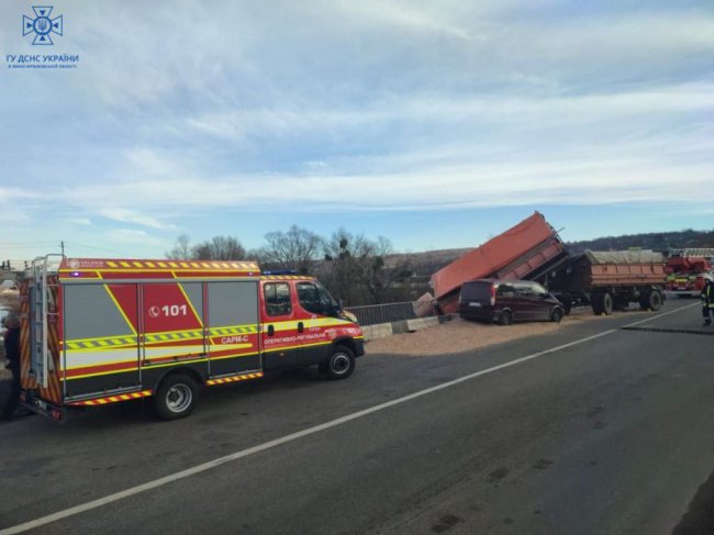 Врятували жінку з вантажівки, що повисла з мосту над прірвою на Прикарпатті