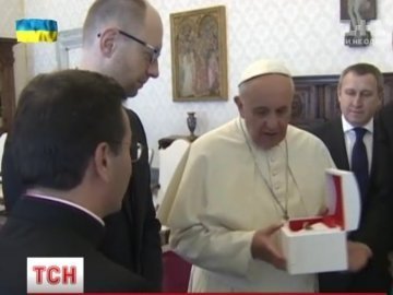 Яценюк привіз від Папи ручку, щоб підписати мирну угоду. ВІДЕО