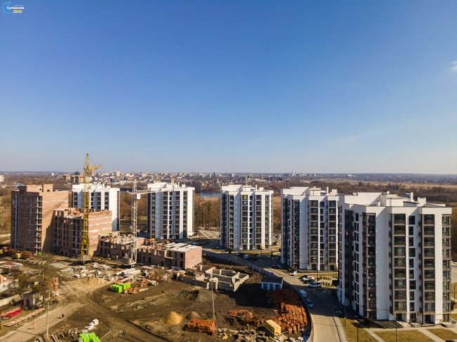 У «великому» будинку «Супернови» перший під'їзд - змурований і з вікнами. ФОТО*