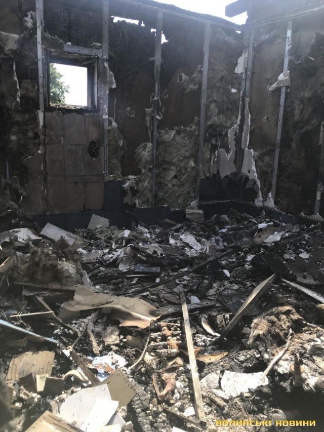 Хата згоріла вщент: багатодітна родина з Волині залишилася без житла. ФОТО