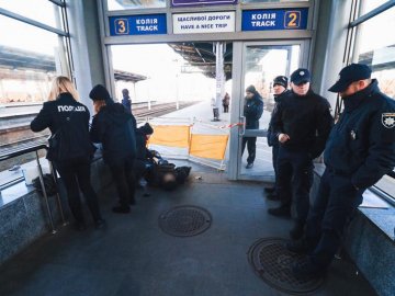 Посеред київського вокзалу помер чоловік