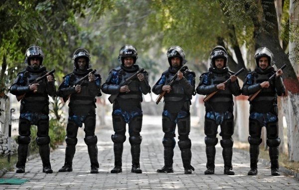 Коли поліцейським дозволено використовувати зброю проти населення у різних країнах. ФОТО