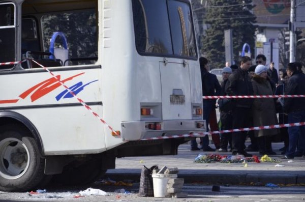 На місце загибелі українця у Донецьку приносять квіти. ФОТО